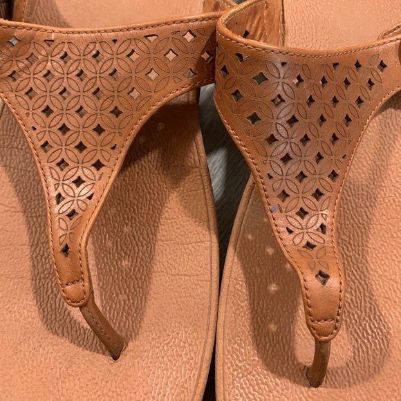 FitFlop Lattice Toe Laser Cut Out Brown Leather Thong Style Slip-On Sandals - Picture 2 of 8